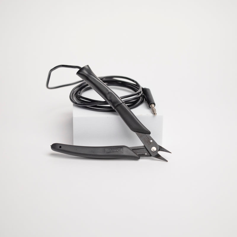 The black grounding cable for the pliers is shown coiled up neatly between both handles on the pliers